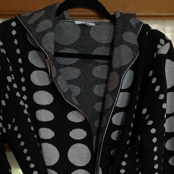 Beautiful Sioni Black and Grey Polka Dot Wrap Sweater with Tie. Size XL - Picture 3 of 6